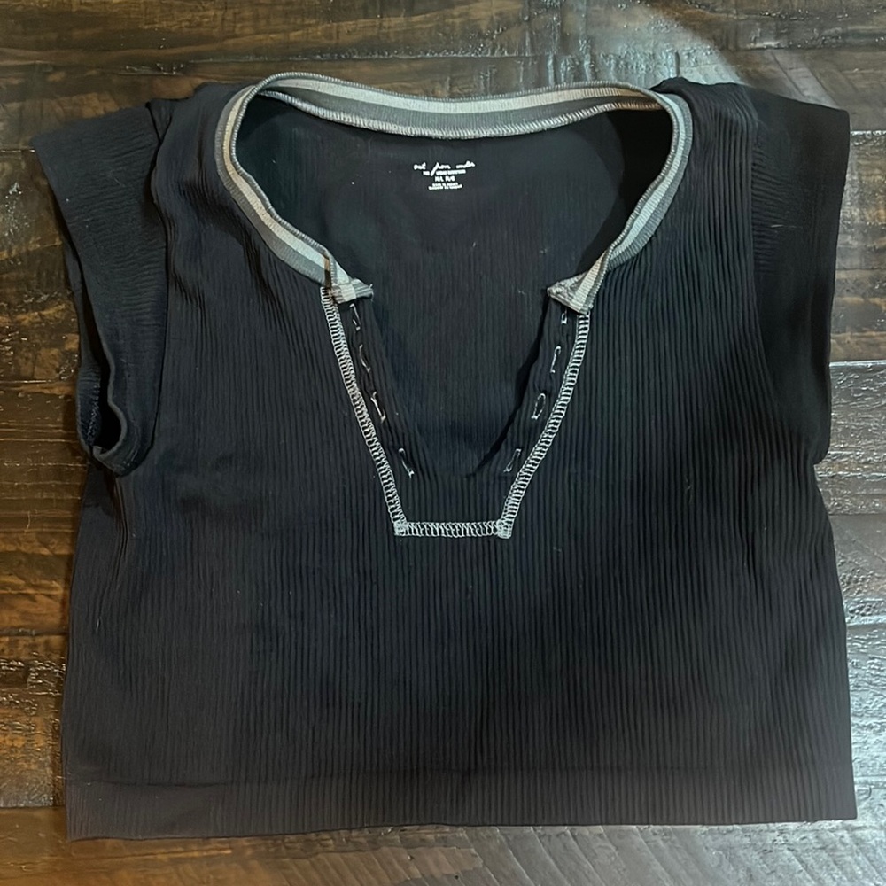 Urban Outfitters M/L ribbed black and grey crop top/cropped sleeves